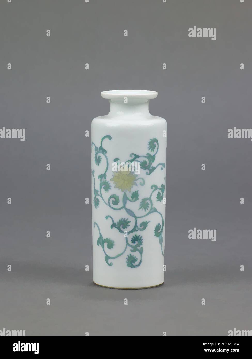 Kunst inspiriert von Vase mit Design von Blumen und rollenden Reben, Chinesisch, Qing-Dynastie, 1644-1911, Yongzheng-Zeit, 1723-1735, Anfang 18th Jahrhundert, Jingdezhen Ware; Porzellan mit Unterglasur kobaltblau und Overglasur polychrome Emaille Dekoration, in Jingdezhen, Provinz Jiangxi, Klassische Werke von Artotop mit einem Schuss Moderne modernisiert. Formen, Farbe und Wert, auffällige visuelle Wirkung auf Kunst. Emotionen durch Freiheit von Kunstwerken auf zeitgemäße Weise. Eine zeitlose Botschaft, die eine wild kreative neue Richtung verfolgt. Künstler, die sich dem digitalen Medium zuwenden und die Artotop NFT erschaffen Stockfoto