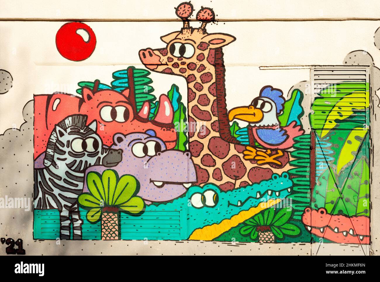 Graffiti von bemalten Wildtieren auf dem elektrischen Schaltschrank Stockfoto