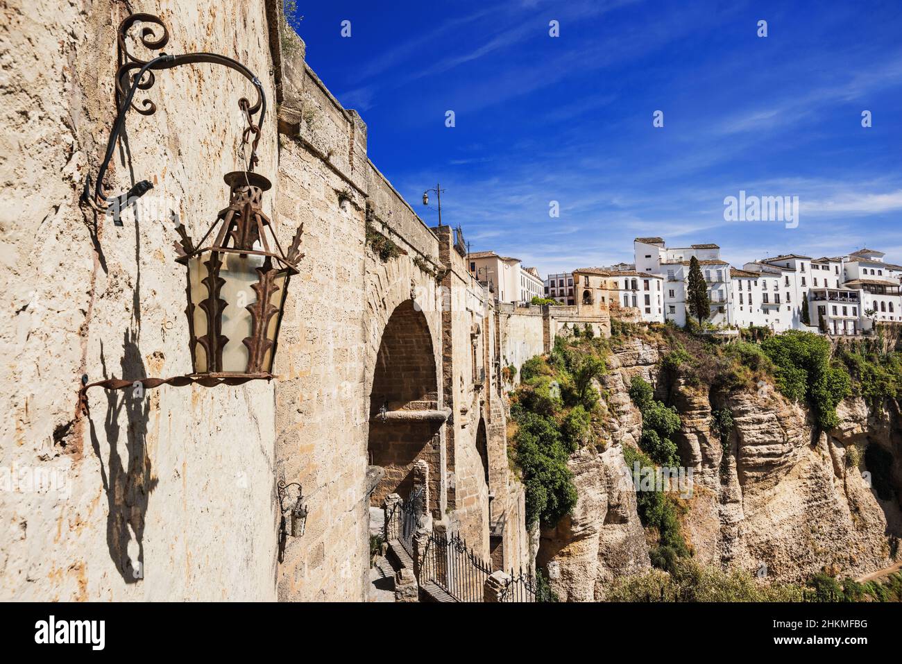 Blick auf Ronda, eines der berühmten weißen Dörfer (Pueblos Blancos) von Andalusien, Spanien Stockfoto