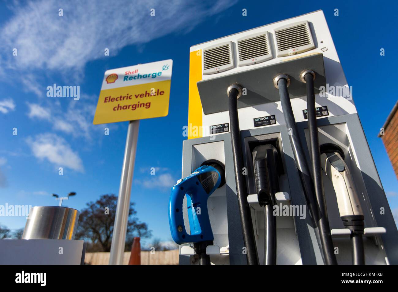Eine Shell-Ladestation - Allego-Ladestation für Elektrofahrzeuge an einer  Shell-Tankstelle am A168 in der Nähe von Thirsk in North Yorkshire,  Großbritannien. Abgebildet mit einem blauen Himmel Stockfotografie - Alamy