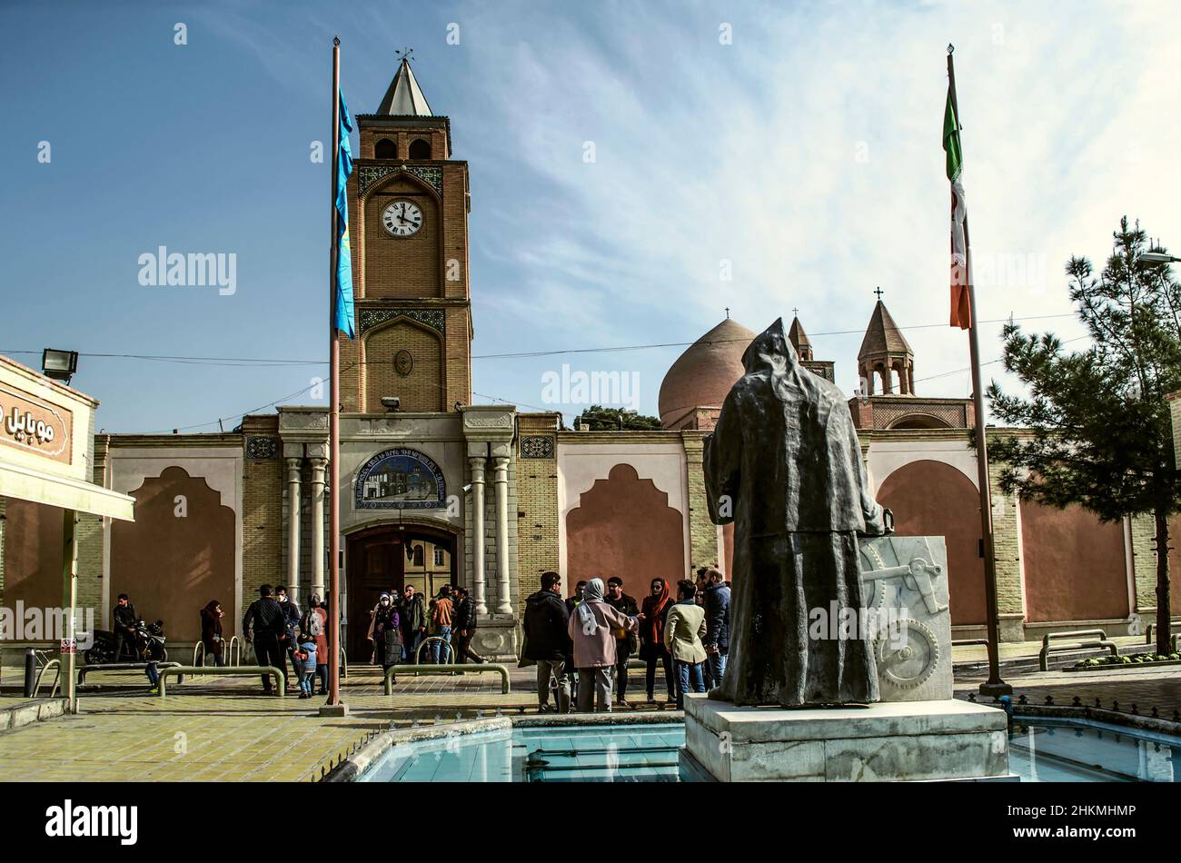 Isfahan, Nor Julfa, Iran, 16. November 2021: Haupteingang zum Tempel, umgeben von einer Ziegelmauer mit einem Uhrenturm auf dem Gebiet der Katheden Stockfoto