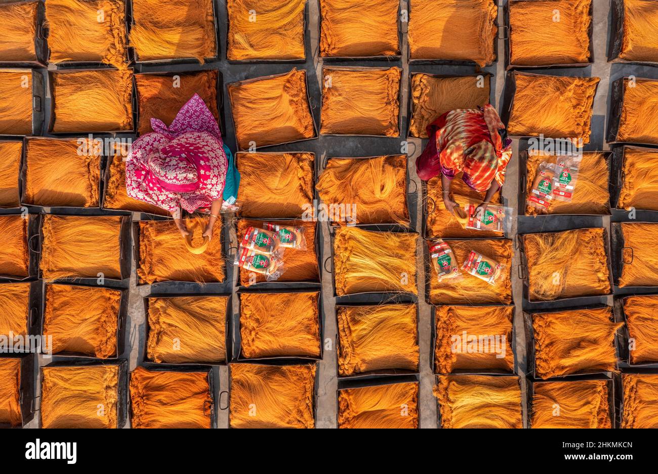 In Fabriken in der Nähe von Bogra, Bangladesch, stellen Arbeiter Reisnudeln her Stockfoto