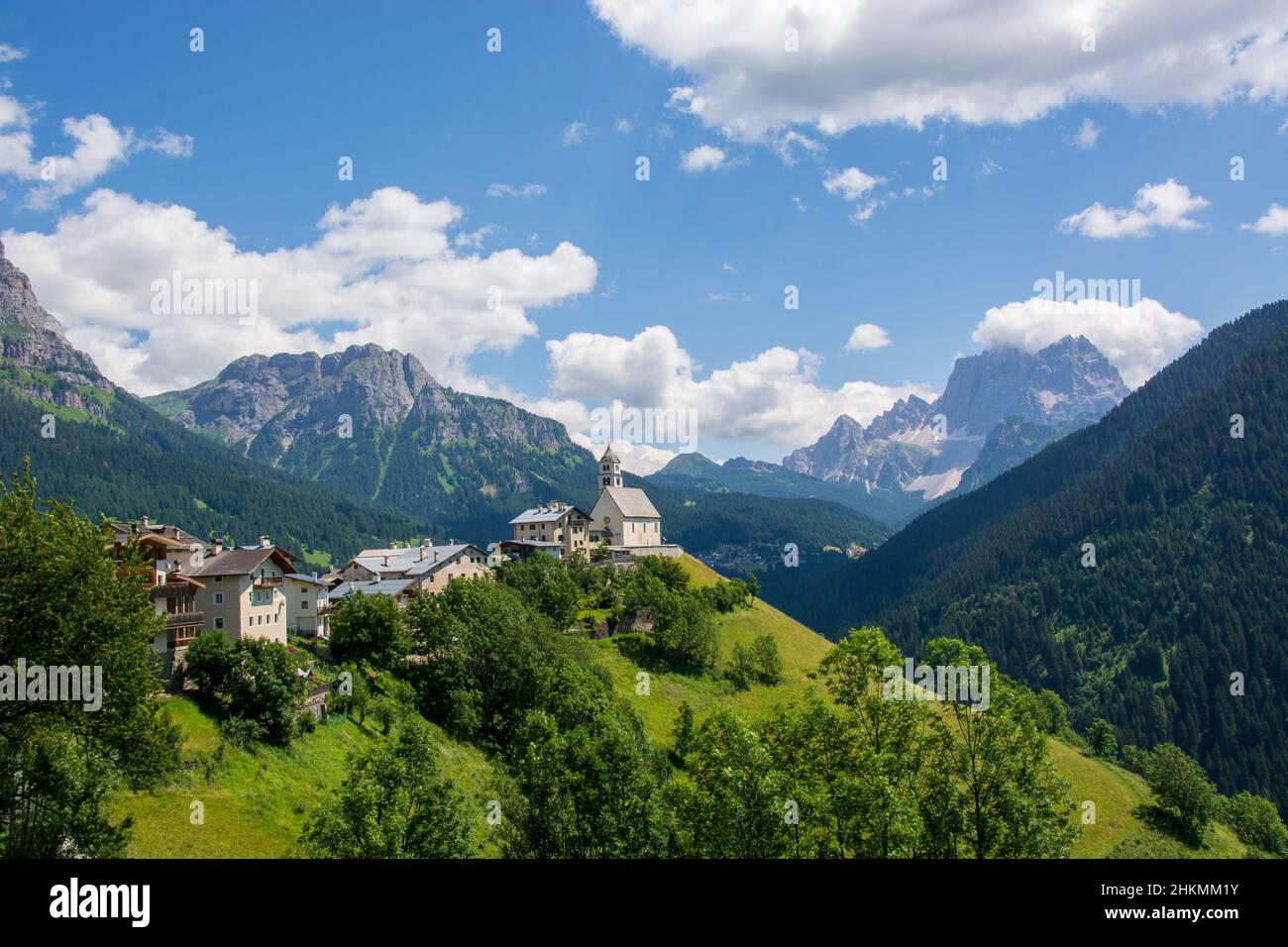 Im Frühling liegt Colle Santa Lucia im Herzen der Dolomiten Stockfoto