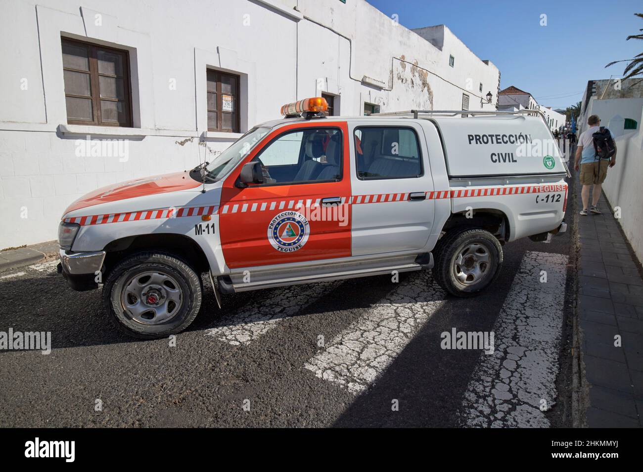 proteccion Zivilfahrzeug blockiert Straße während Markttag Teguise Lanzarote Kanarische Inseln Spanien Stockfoto