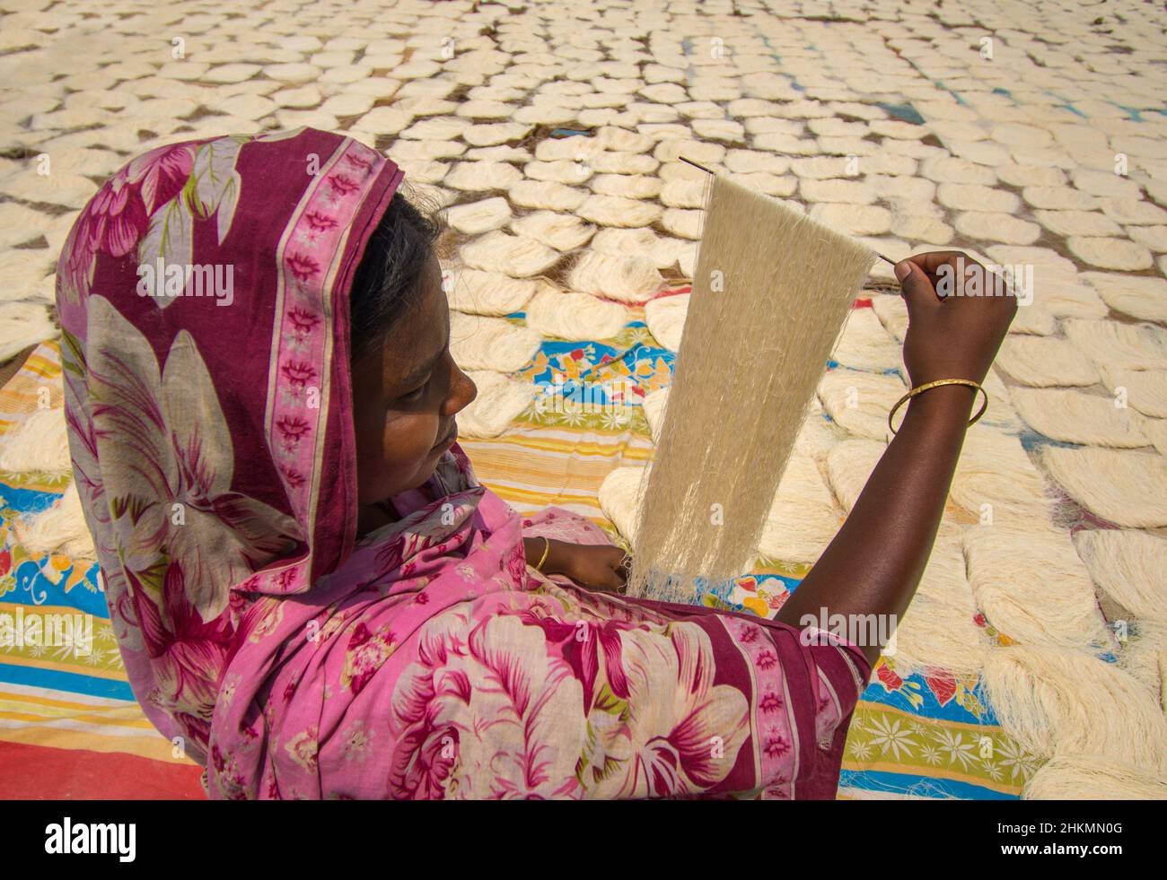 In Fabriken in der Nähe von Bogra, Bangladesch, stellen Arbeiter Reisnudeln her Stockfoto