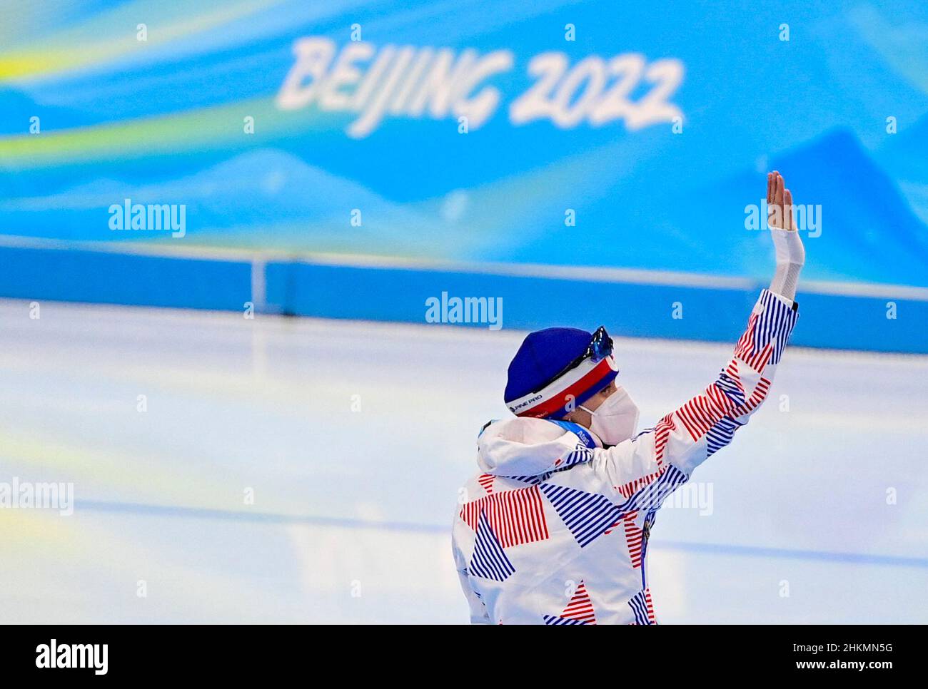 Peking, China. 05th. Februar 2022. Martina Sablikova aus der Tschechischen Republik begrüßt die Fans beim Eisschnelllauf-Rennen der Frauen 3000m während der Olympischen Winterspiele 2022 in Peking beim National Speed Skating Oval (Ice Ribbon) in Peking, China, am 5. Februar 2022. Kredit: Roman Vondrous/CTK Foto/Alamy Live Nachrichten Stockfoto