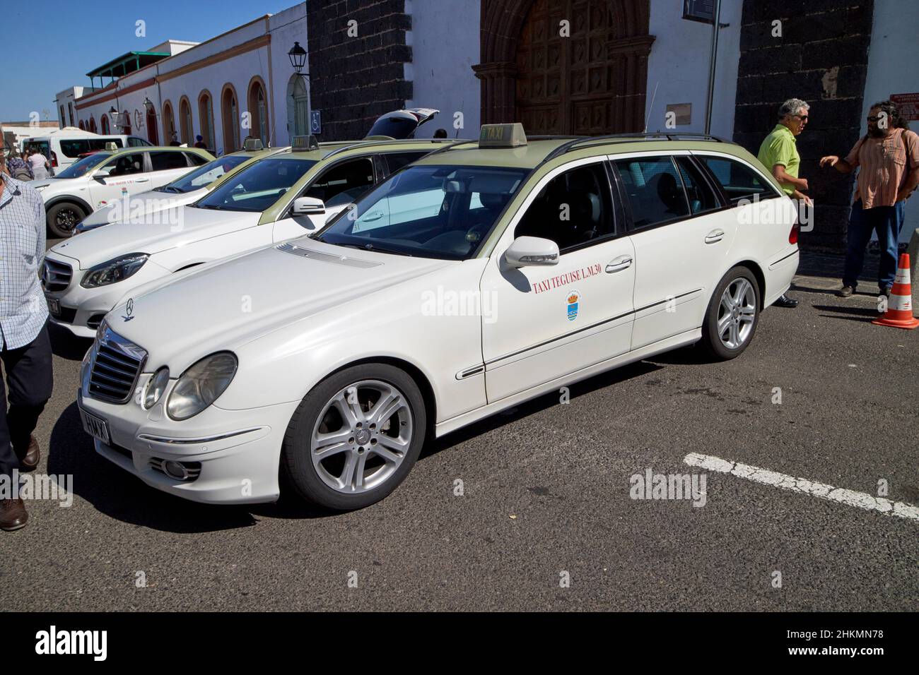 Grün und weiß teguise Taxis warten auf Fahrpreise am Markttag Teguise Lanzarote Kanarische Inseln Spanien Stockfoto