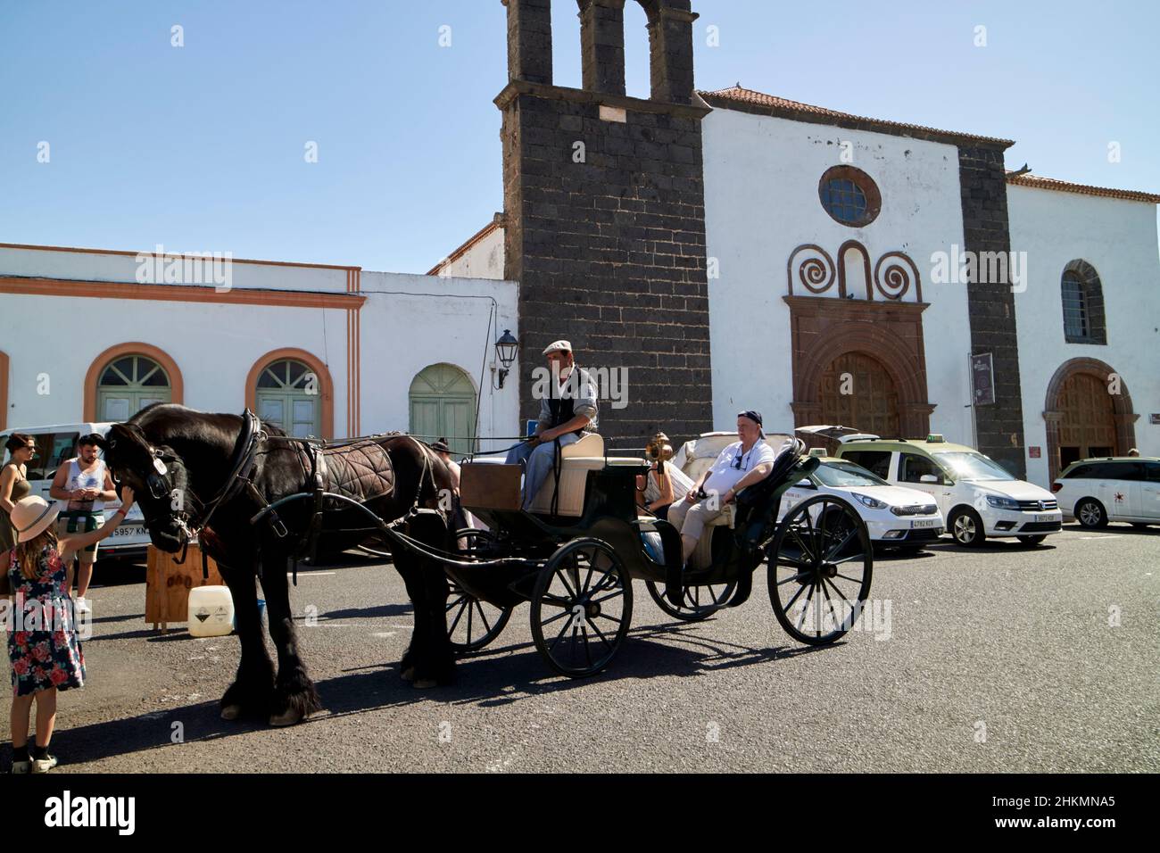 Pferdekutschenfahrten für Touristen am Markttag Teguise Lanzarote Kanarische Inseln Spanien Stockfoto