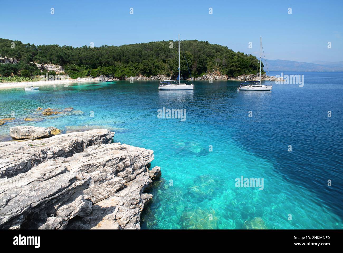 Mediterrane Bucht mit Segelbooten, Insel Korfu, Griechenland. Aktiver Lebensstil, Reiseziel, Segeln, Urlaub, Sommerspaß, Genießen Sie das Lebenskonzept Stockfoto