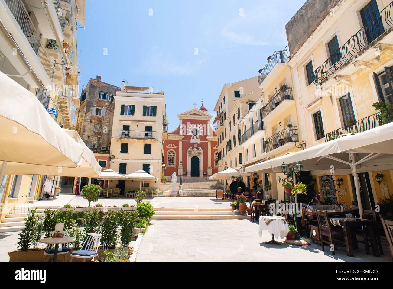 Korfu Stadt malerische Straße mit Café und Blumen, Griechenland Stockfoto