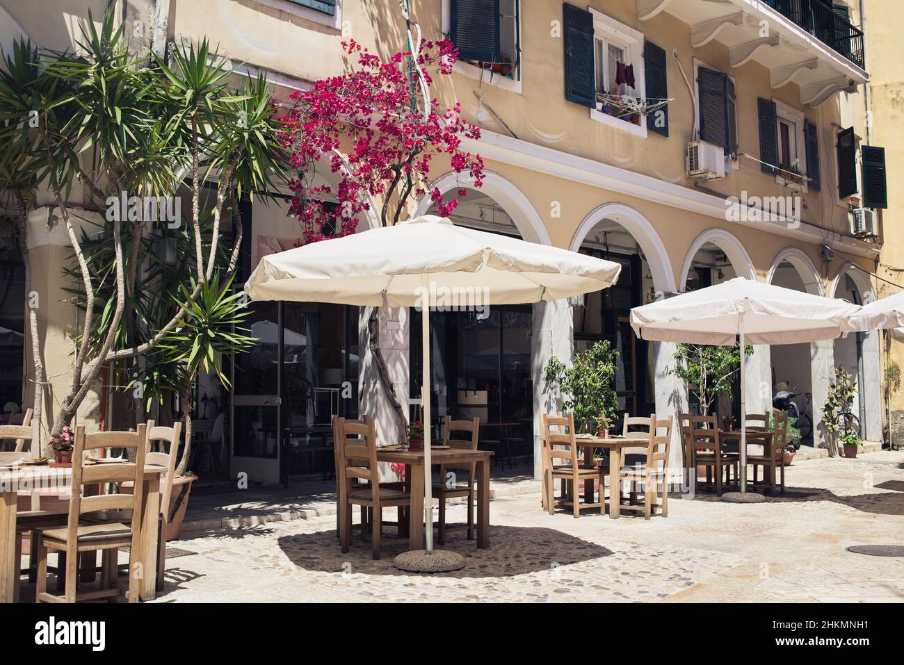 Korfu Stadt malerische Straße mit Café und Blumen, Griechenland Stockfoto