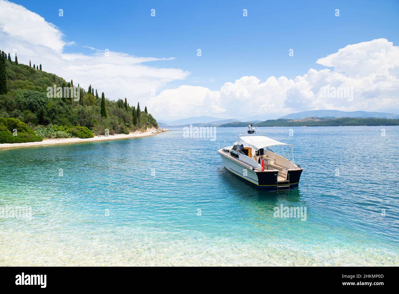 Mediterrane Bucht mit Segelbooten, Insel Korfu, Griechenland. Aktiver Lebensstil, Reiseziel, Segeln, Urlaub, Sommerspaß, Genießen Sie das Lebenskonzept Stockfoto