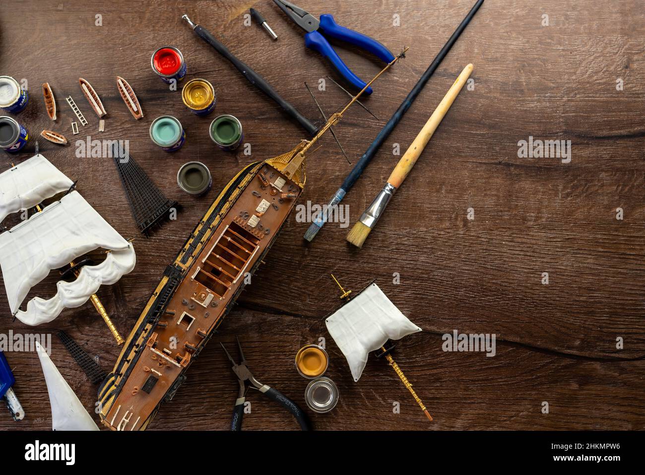 Modellschiffbau Handwerk auf Tisch mit verschiedenen Materialien Stockfoto