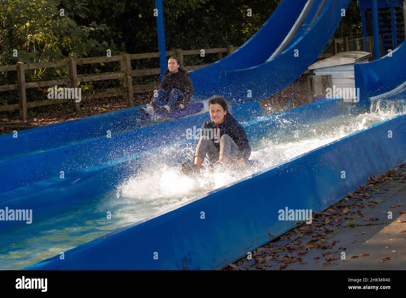 Oakwood Theme Park, Speed No Limits Rollercoaster, Megafobia Holz Rollercoaster und Halloween Shots Stockfoto