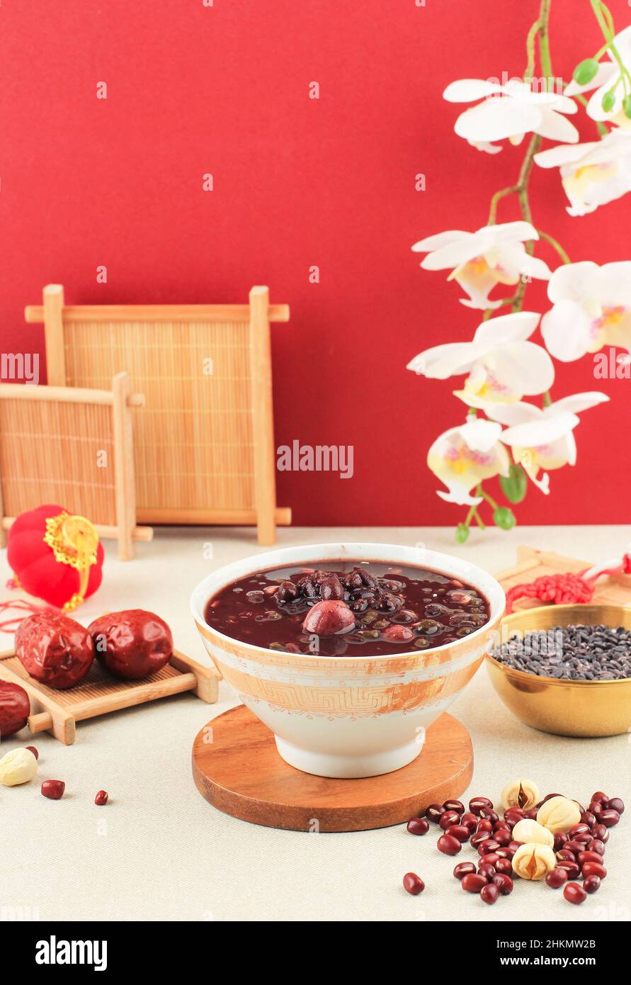 Chinesisches Essen. Das köstliche Eight Treasures Porridge ist auf dem Tisch, Red Concept Stockfoto