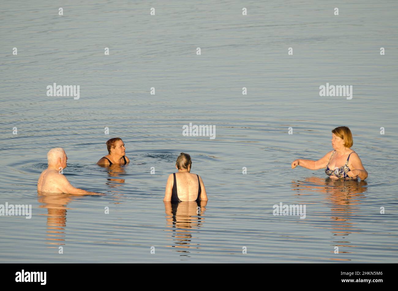 Playa de Arinaga, 30. März 2021: Ältere Menschen baden im Meer. Aguimes. Gran Canaria. Kanarische Inseln. Spanien. Stockfoto