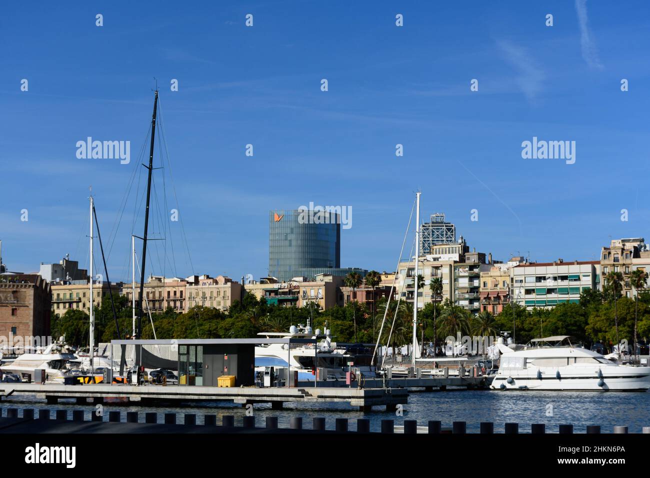 Port Vell während der Sommersaison in Barcelona, Katalonien, Spanien Stockfoto