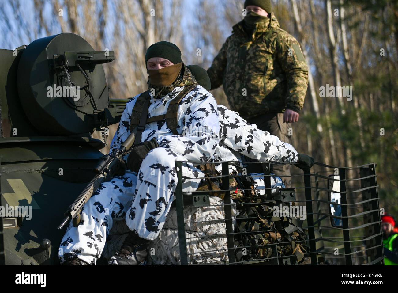Pripjat, Ukraine. 04th. Februar 2022. Soldaten der ukrainischen Nationalgarde fahren auf einem gepanzerten Personenwagen BTR-80 während einer städtischen Kriegserübung, die das ukrainische Innenministerium im Dorf Pripjat in der Nähe der weißrussischen Grenze abgehalten hat, während die russischen Streitkräfte am 4. Februar weiterhin an den Grenzen des Landes mobilisieren. 2022 in Pripyat, Ukraine. (Foto von Justin Yau/Sipa USA) Quelle: SIPA USA/Alamy Live News Quelle: SIPA USA/Alamy Live News Stockfoto
