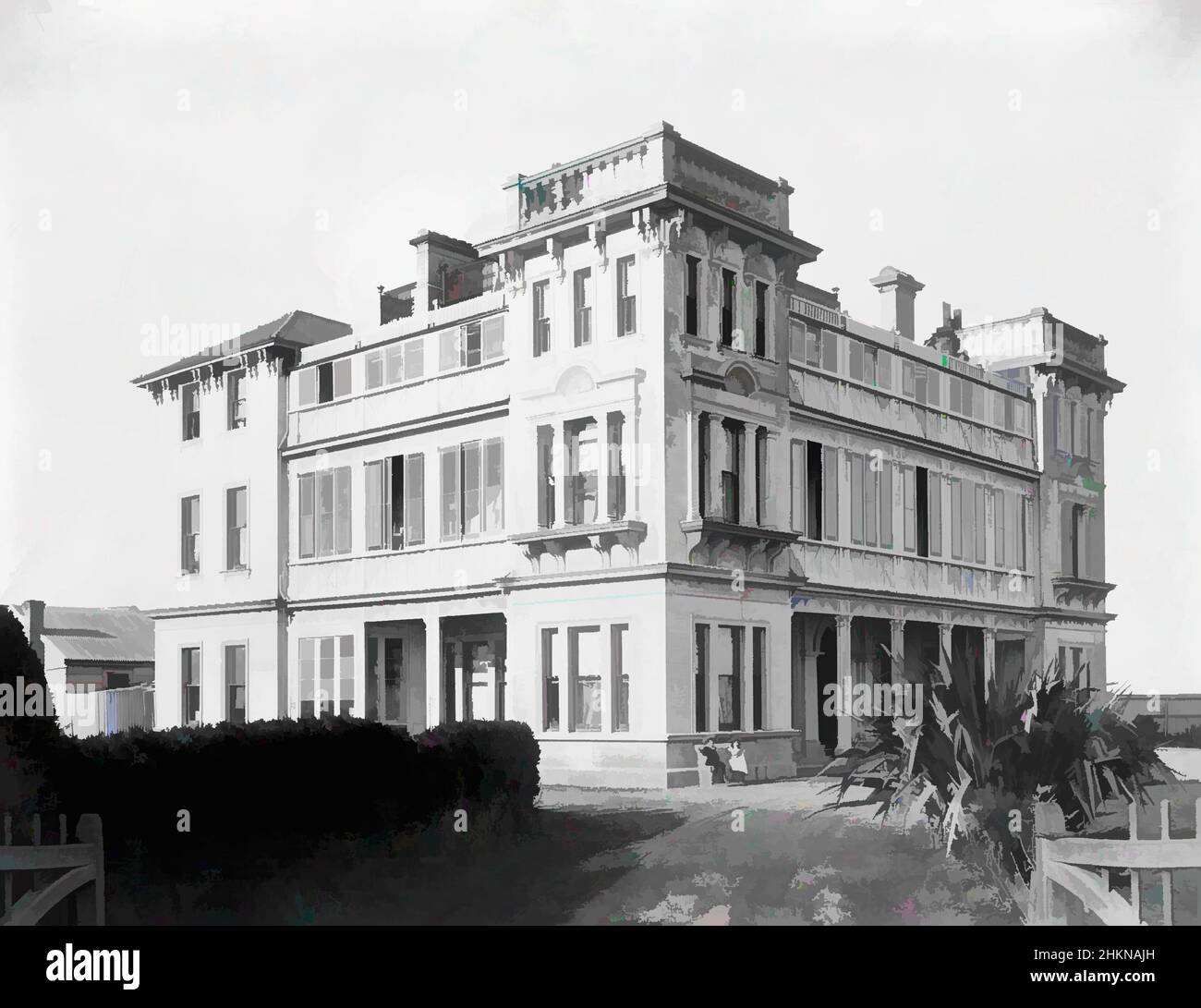 Kunst inspiriert von Onslow House, Ocean Beach, Dunedin, Muir & Moodie Studio, Fotostudio, um 1905, Dunedin, Gelatine Dry Plate Process, Classic Works modernisiert von Artotop mit einem Schuss Moderne. Formen, Farbe und Wert, auffällige visuelle Wirkung auf Kunst. Emotionen durch Freiheit von Kunstwerken auf zeitgemäße Weise. Eine zeitlose Botschaft, die eine wild kreative neue Richtung verfolgt. Künstler, die sich dem digitalen Medium zuwenden und die Artotop NFT erschaffen Stockfoto