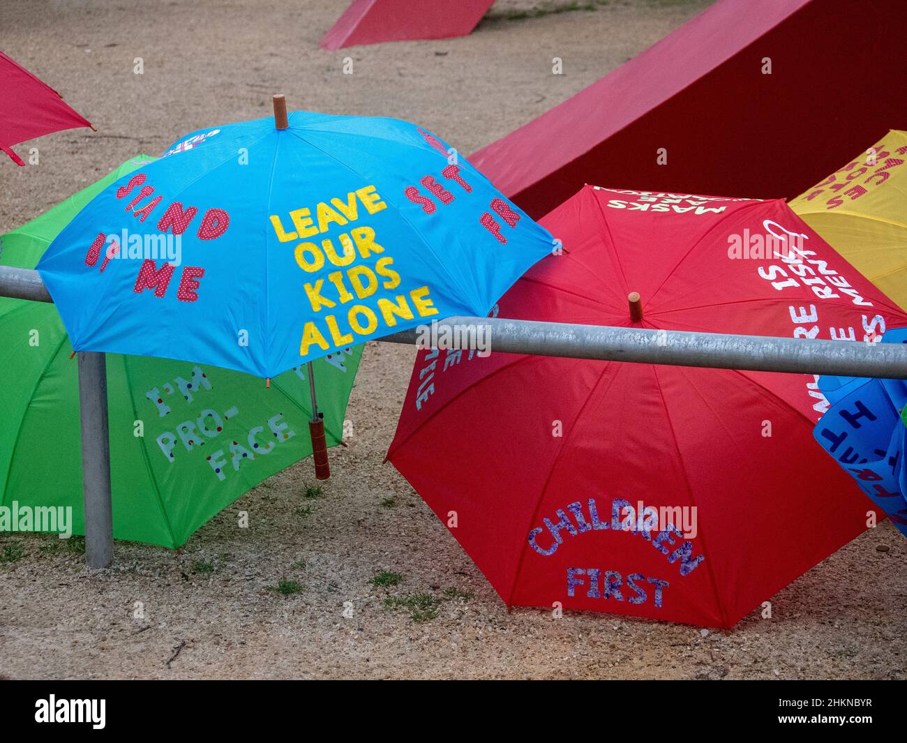 Glasgow, Schottland, Großbritannien. 22nd. Januar 2022: Bunte Regenschirme bei einem Anti-Vax-Protest in Glasgow. Stockfoto