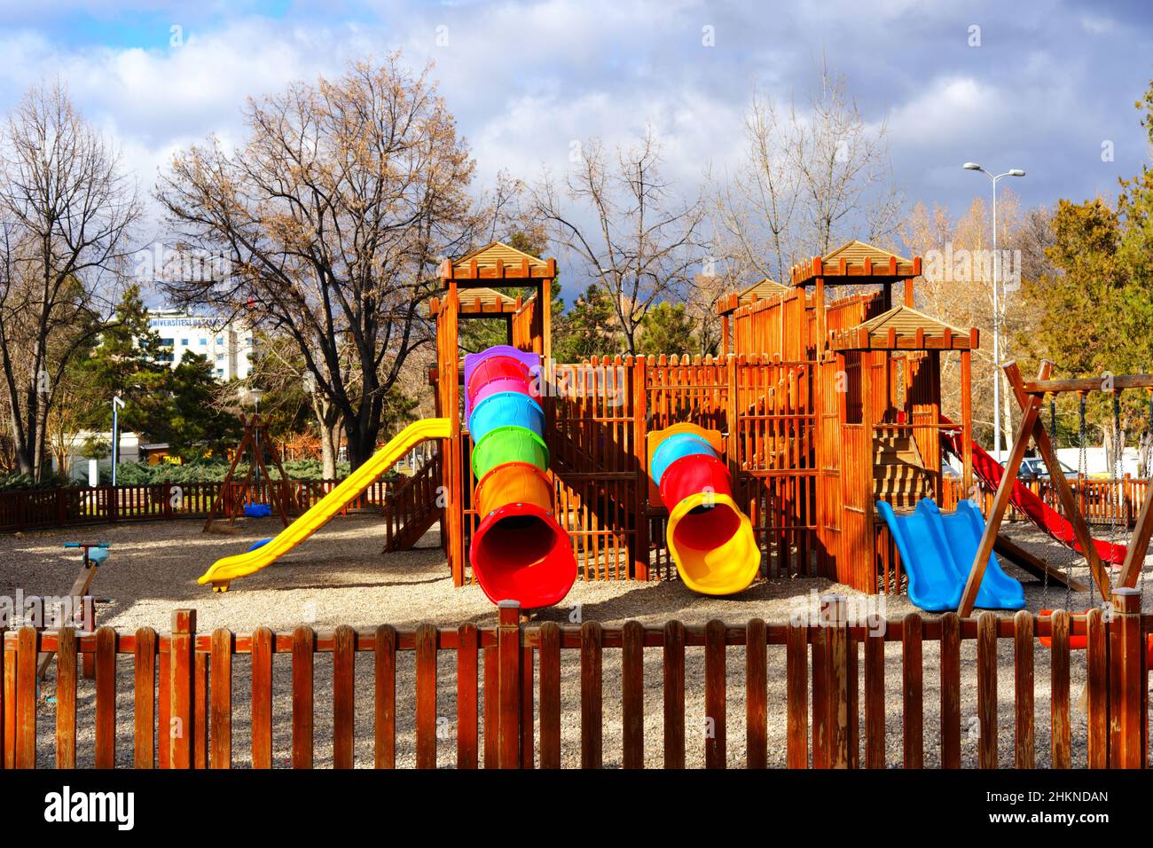 Farbenfroher hölzerner Kinderspielplatz in der Stadt Stockfoto