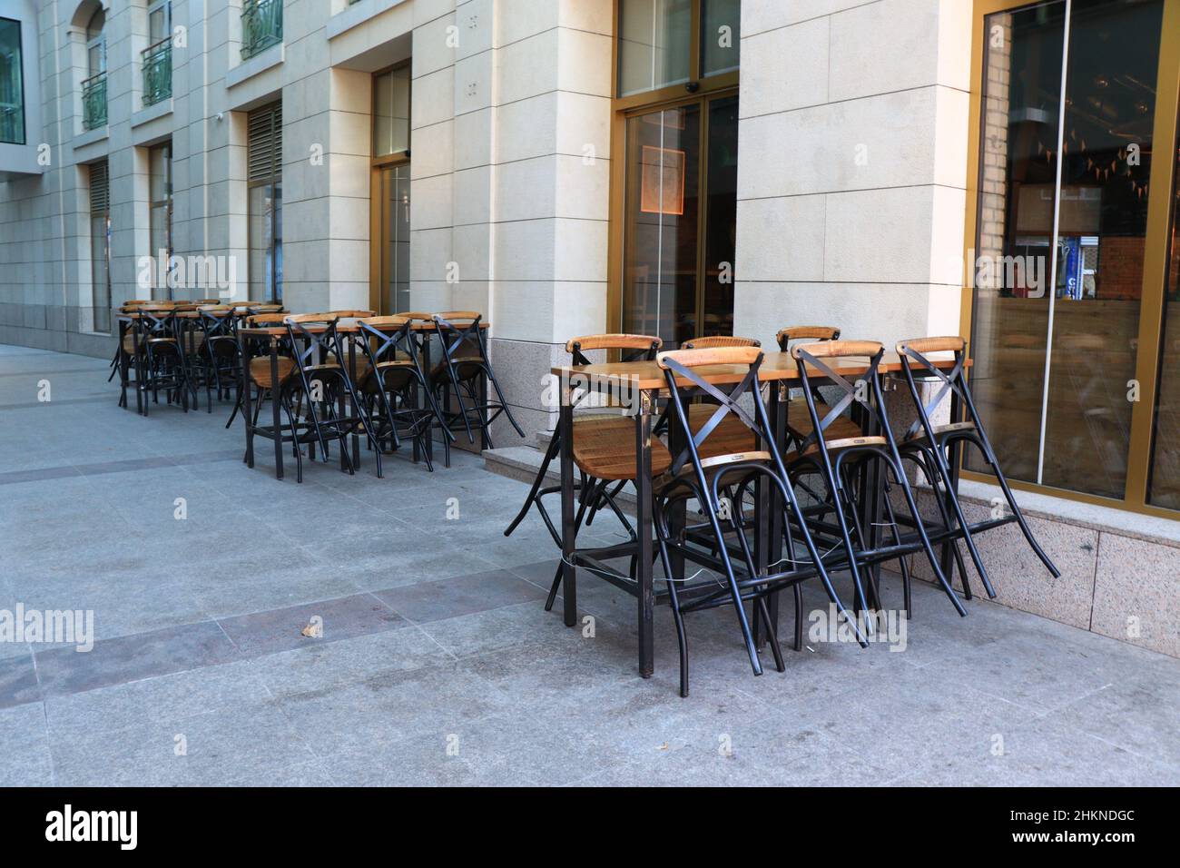 Kostenlose Sitzplätze im Freien im geschlossenen Sommercafé. Geschlossene Einrichtung und leere Tische Stockfoto