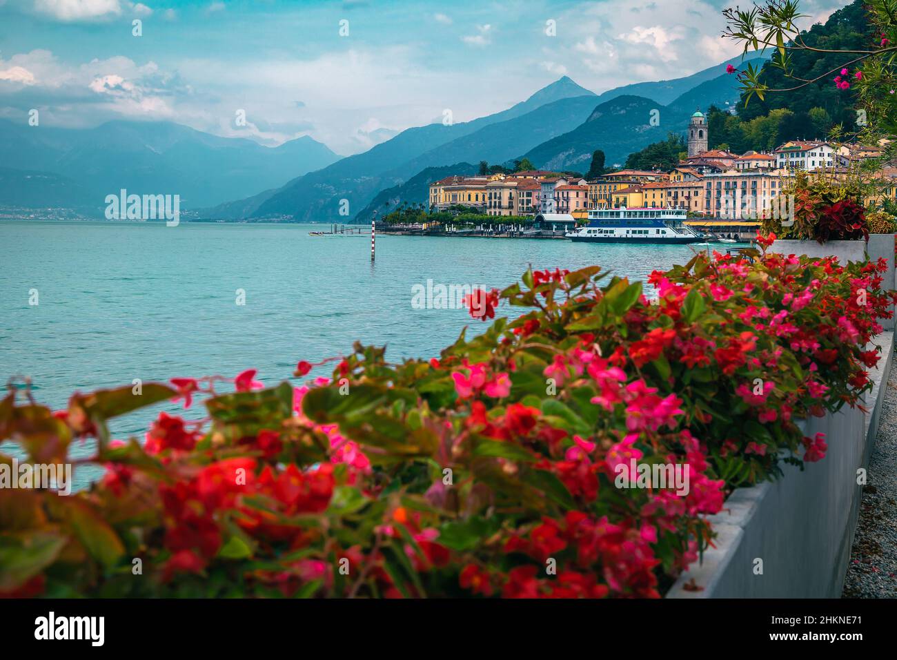 Malerisches Stadtbild am Wasser mit schönen Gebäuden und blumiger Küste, Bellagio, Lombardei, Italien, Europa Stockfoto