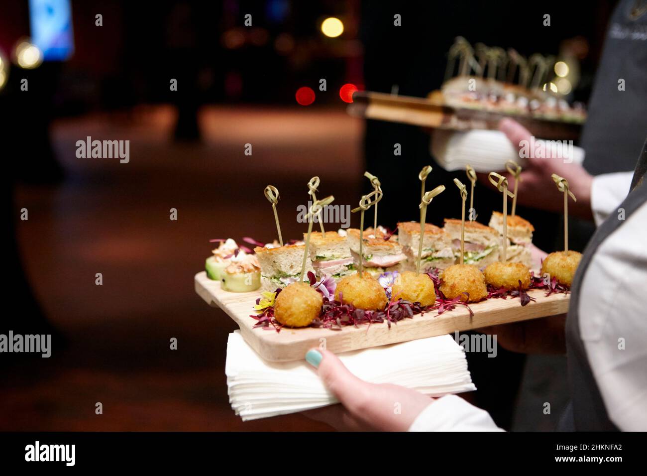 Kanapees und Fingerfood werden auf einer Firmenveranstaltung in großbritannien serviert Stockfoto