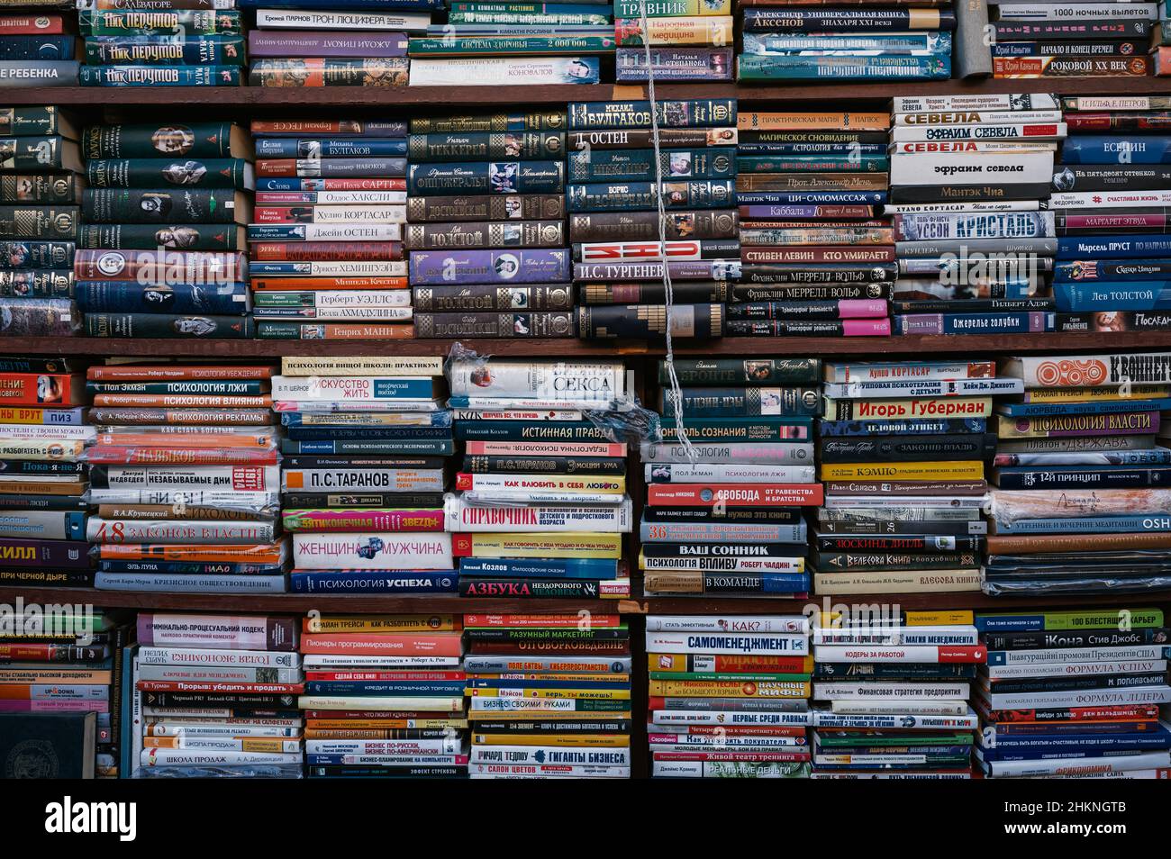 Auf dem Petrivka-Buchmarkt am Stadtrand von Kiew, Ukraine, werden Stapel von Büchern - Texte, Romane, Belletristik und Sachbücher - gestapelt. Stockfoto