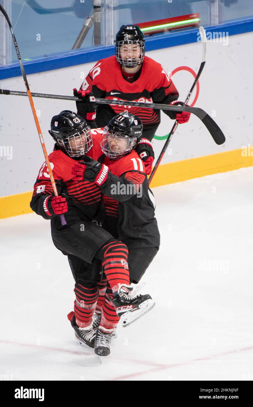 Peking, China. 05th. Februar 2022. Japans Team (JPN) feiert den 1-0-Score 5. Februar 2022 Eishockey-Vorrunde der Frauen, Gruppe B, Spiel 8, Japan (JPN) gegen Dänemark (DEN) während der Olympischen Winterspiele 2022 in Peking im Wukesong Sports Center, Peking, China. Kredit: Enrico Calderoni/AFLO SPORT/Alamy Live Nachrichten Gutschrift: Aflo Co. Ltd./Alamy Live Nachrichten Stockfoto