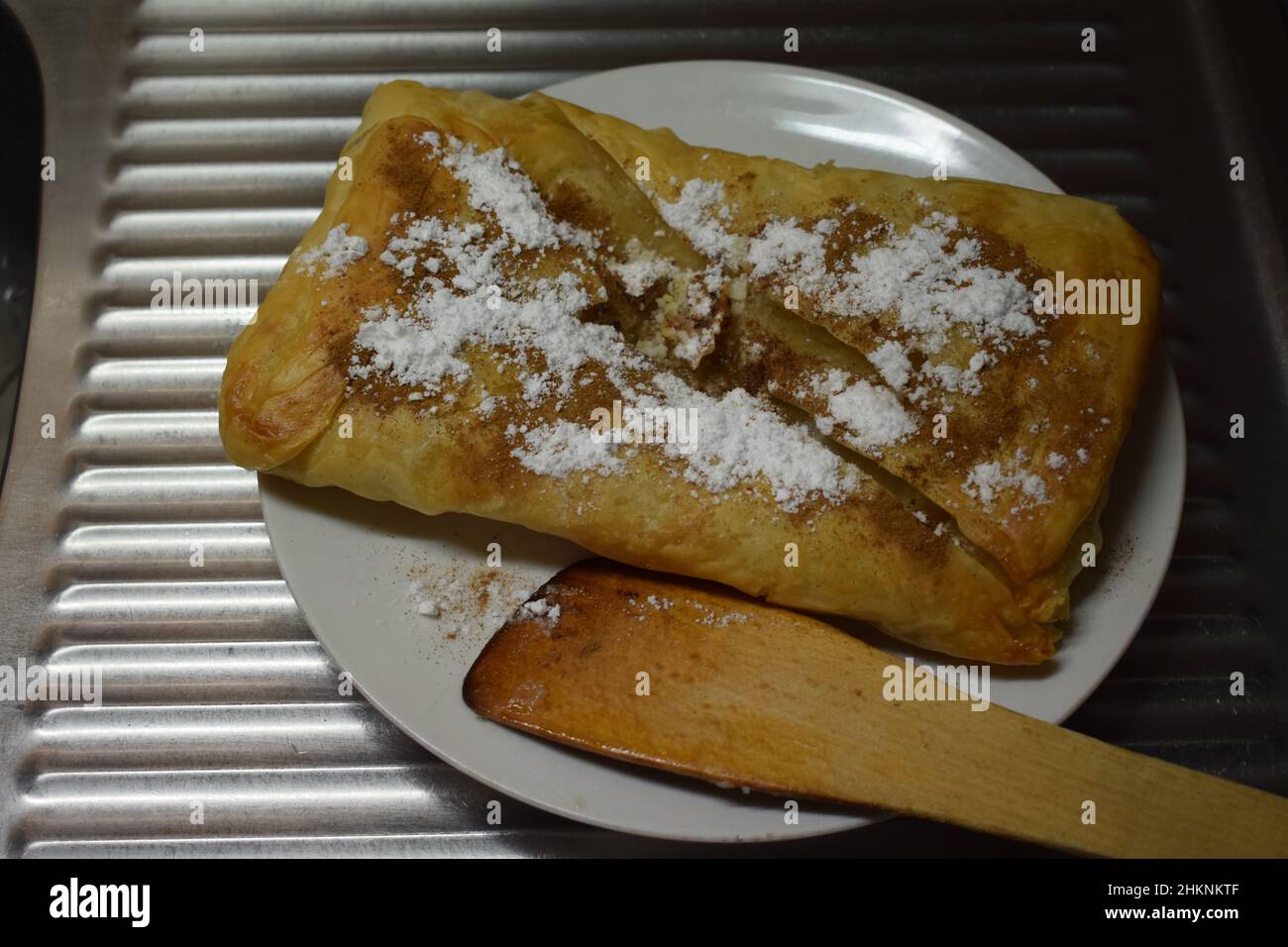 Bougatsa mit Zimt und Suger Stockfoto