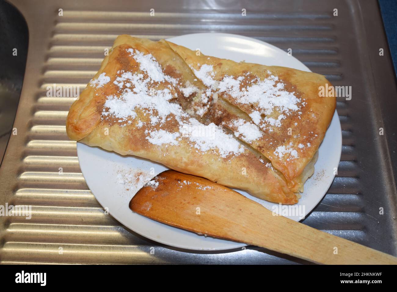 Bougatsa mit Zimt und Suger Stockfoto