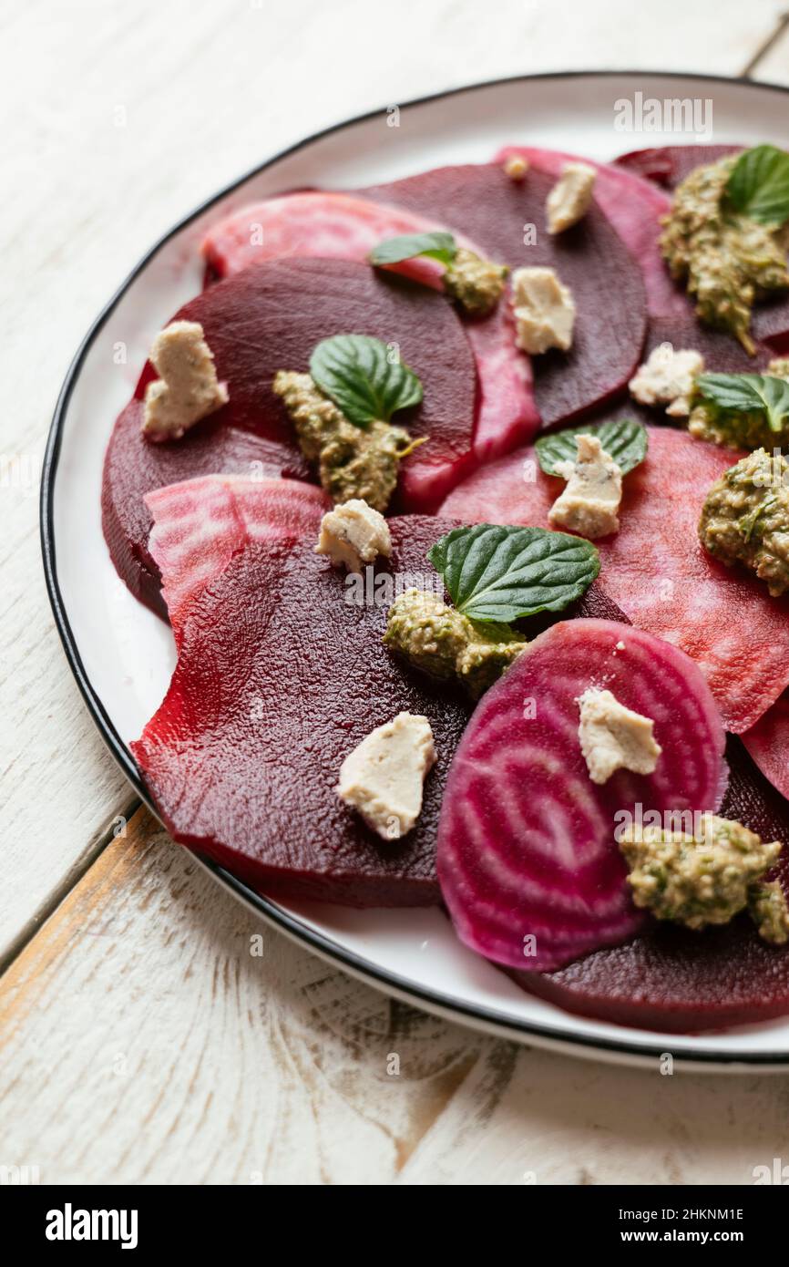 Hausgemachtes Rübenantipasto mit Basilikum-Pesto und veganem Feta. Stockfoto