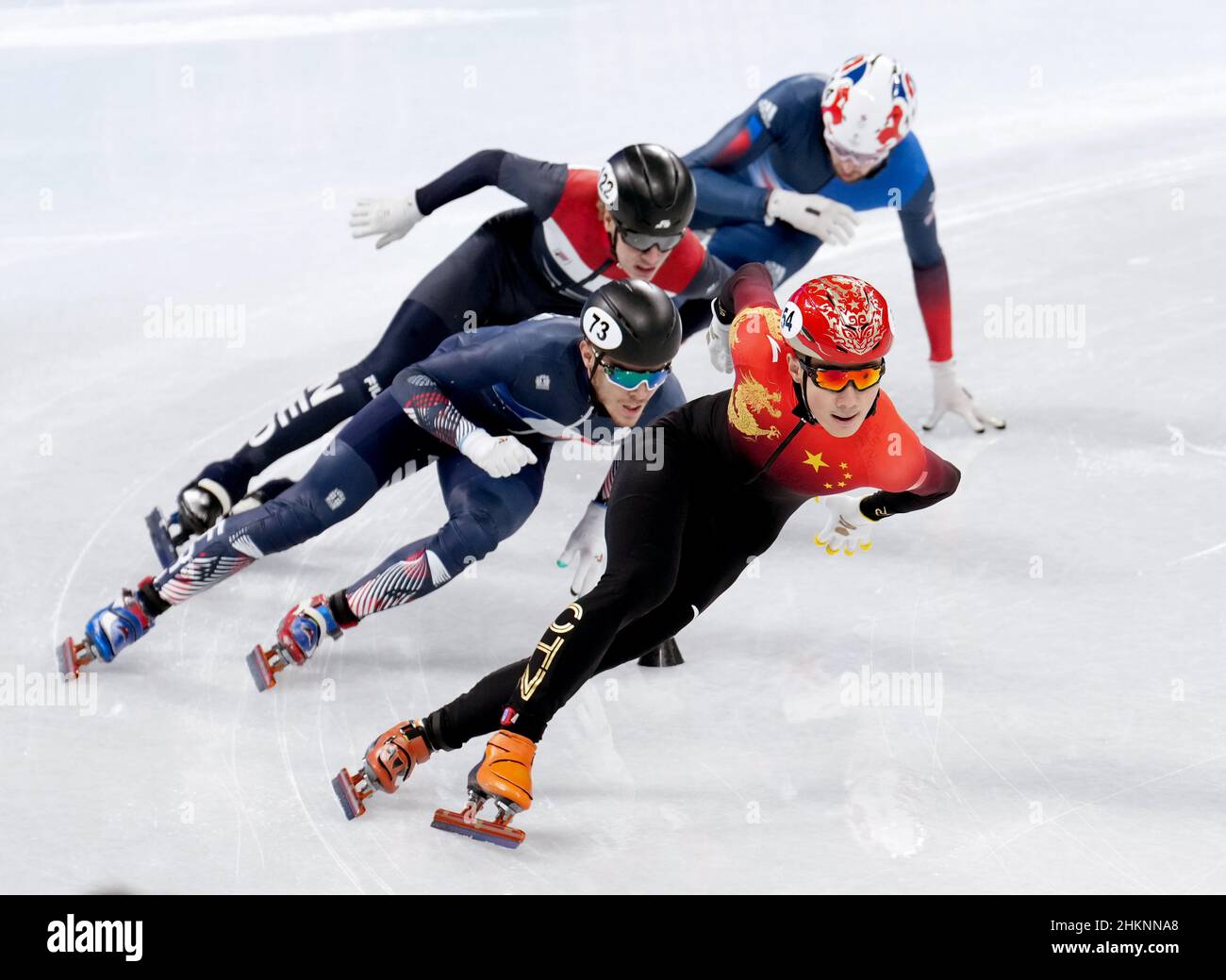 Peking, China. 5th. Februar 2022. Ren Ziwei (vorne) aus China tritt während der Männer-Hitze 1000m des Kurzstrecken-Eisschnelllaufens im Capital Indoor Stadium in Peking, China, am 5. Februar 2022 an. Quelle: Chen Jianli/Xinhua/Alamy Live News Stockfoto