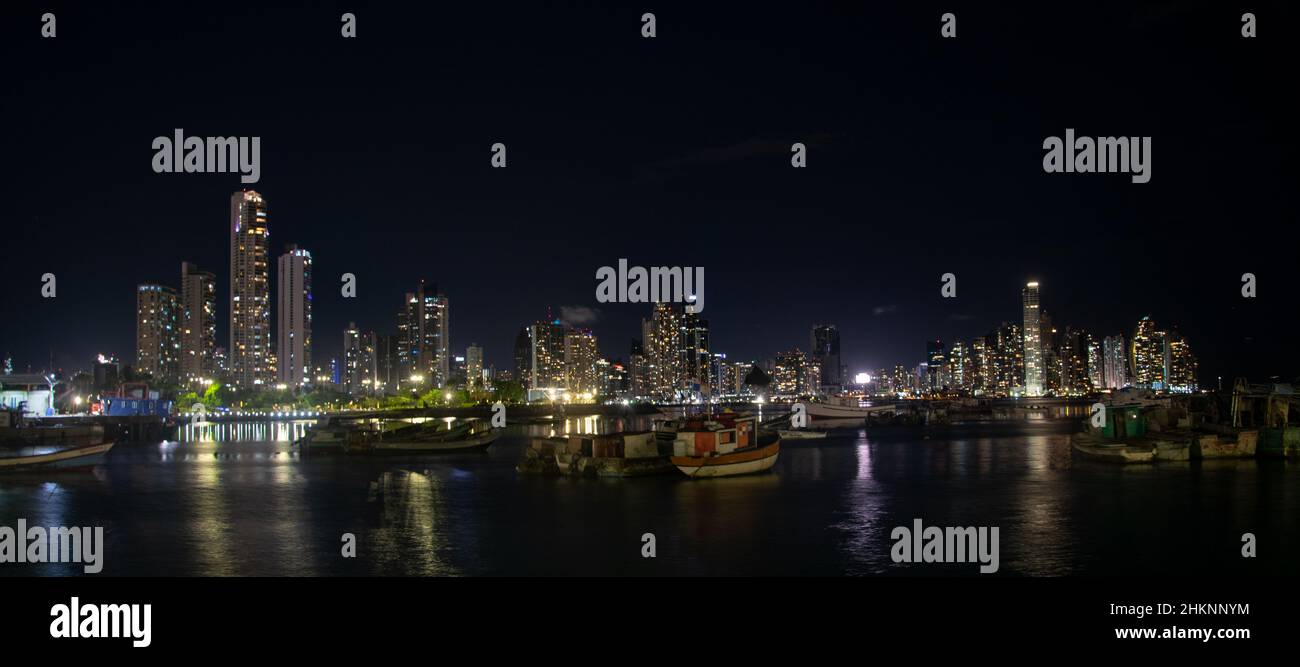 Skyline von Panama City bei Nacht Stockfoto