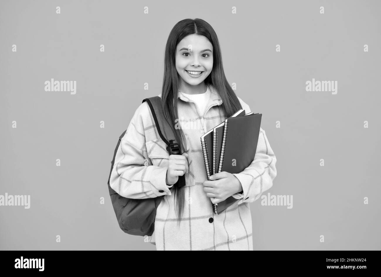 Zurück in den Unterricht. Fröhliche Schüler halten Notizbücher und Bücher. Zurück in die Schule. Teen Mädchen im Hemd. Stockfoto