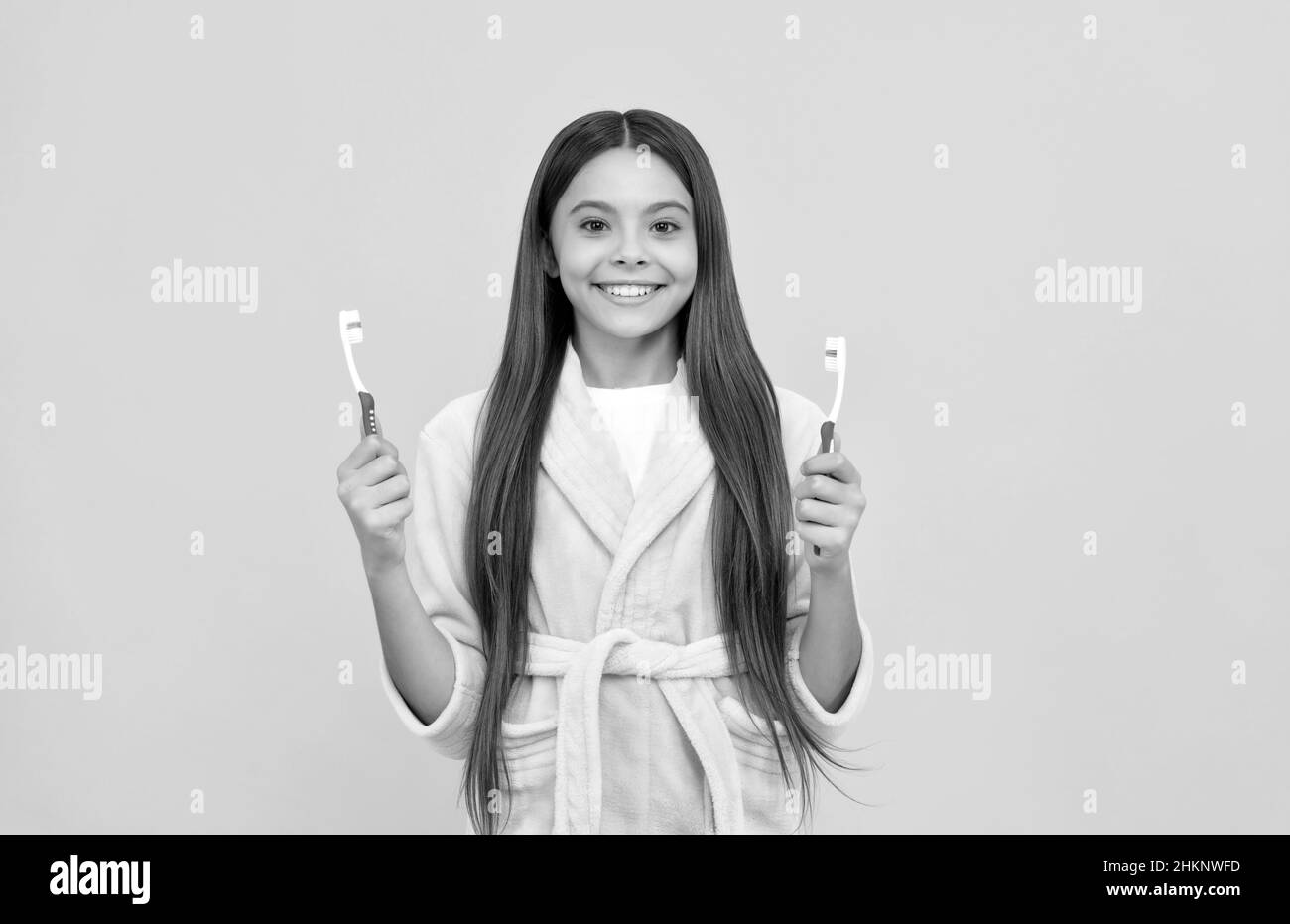 Happy teen Mädchen im Hause Frottee Bademantel halten Zahnbürste, Hygiene Stockfoto