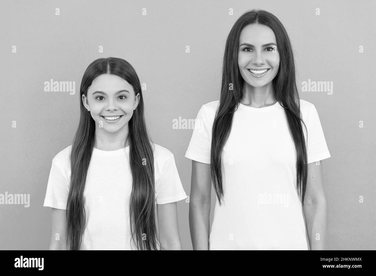 Mutter und Tochter Kind in weißem Hemd. Glückliche Kindheit und Mutterschaft. Konzept der Freundschaft. Stockfoto