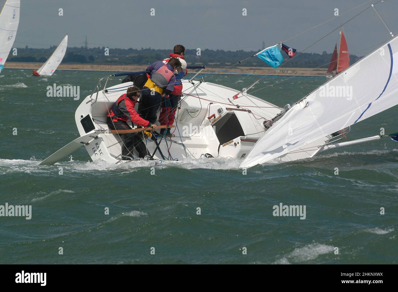Sportboot, das am „windigen mittwoch“ während der Rennen in der Cowes Week, Cowes, Isle of Wight, Hampshire, England, Großbritannien, brochiert und sich dem Kentern nähert Stockfoto