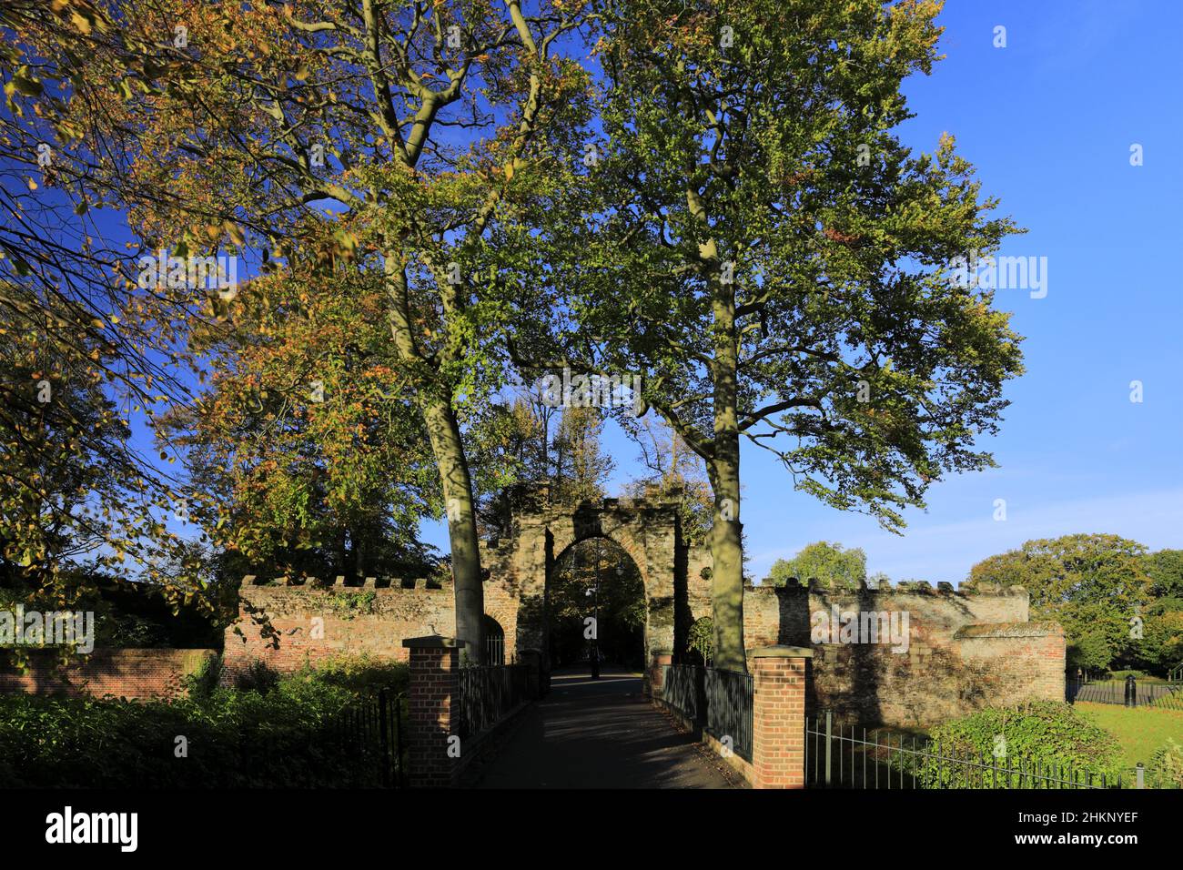 Das Guannock Gate und die Stadtmauern, Vancouver Gardens, The Walks Park, King's Lynn, Norfolk, England Stockfoto