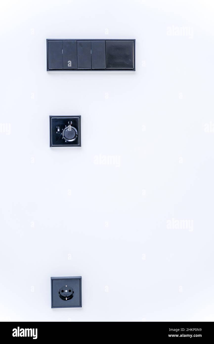 Elegante schwarze Lichtschalter an der Wand in einem neu renovierten Zimmer  Stockfotografie - Alamy