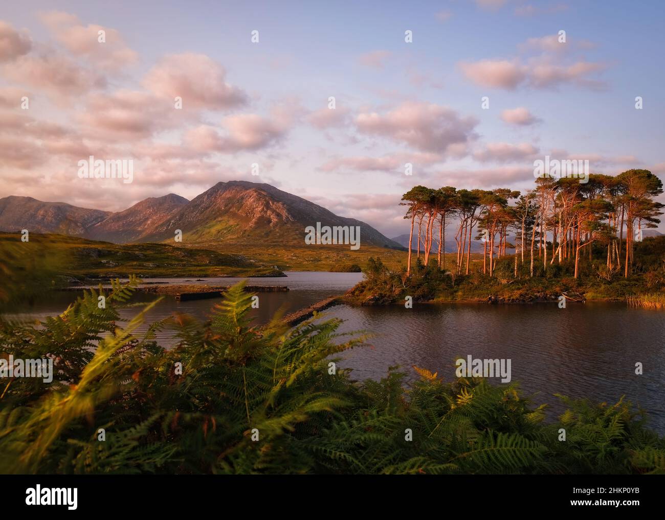 Atemberaubende Aussicht auf den Derrylare Bergsee bei Sonnenuntergang Stockfoto