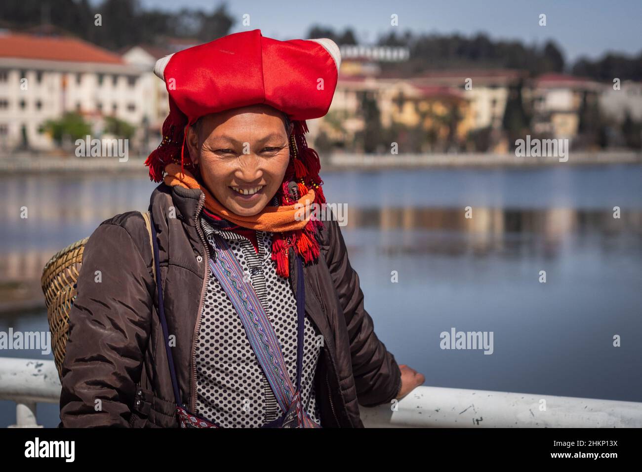In Sapa, Provinz Lao Cai, Vietnam, trägt eine Frau aus einer ethnischen Minderheit der Roten Dao eine typische Kopfbedeckung und lächelt. Stockfoto