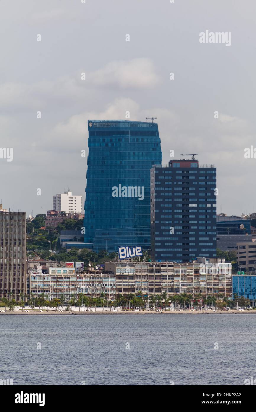 Luanda Angola - 10 13 2021: Luanda Blick auf die Innenstadt, moderne Wolkenkratzer, Bucht, Marginal- und Zentralgebäude, neues Intercontinental Hotel, Stockfoto