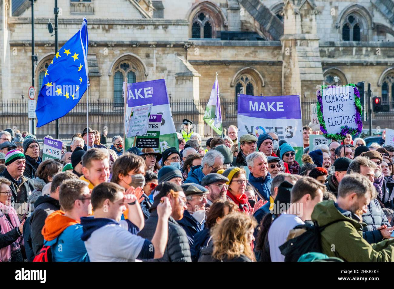 London, Großbritannien. 5th. Februar 2022. Machen Sie Stimmen wichtig - Ein Gesetz zur Beendigung der Wahlen Protest auf dem Parliament Square. Demonstranten glauben, dass, wenn das Gesetz verabschiedet würde ein "Desaster für die Demokratie" sein. Sie glauben nicht, dass der Wahlbetrug hoch genug ist, um die Verwendung einer Identifizierung bei der Abstimmung zu verdienen, was ihrer Meinung nach viele bereits marginalisierte Gruppen abschreckenlassen würde. Kredit: Guy Bell/Alamy Live Nachrichten Stockfoto