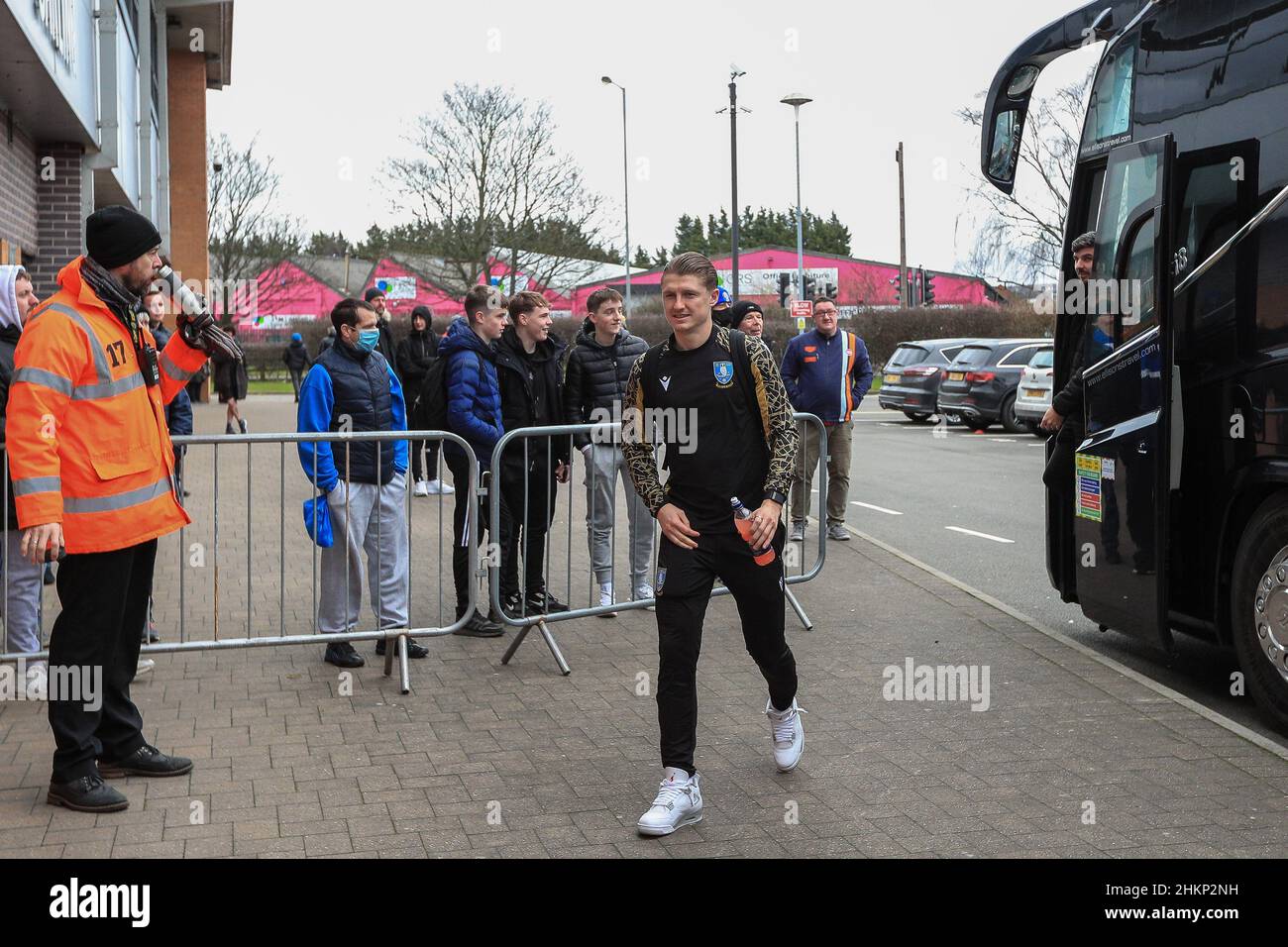 George Byers #14 von Sheffield Wednesday steigt vor dem Spiel aus dem Mannschaftsbus aus, nachdem er im Pirelli Stadium angekommen ist Stockfoto