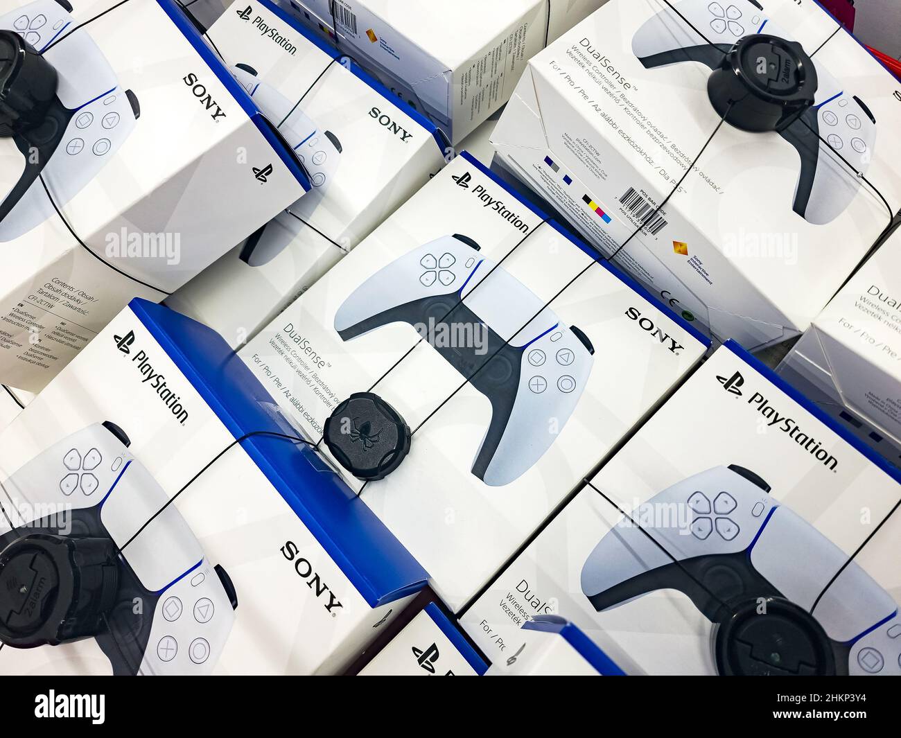 Viele Sony PlayStation 5 PS5 Videospielkonsole DualSense Wireless-Controller im Verkauf, mehrere Spielkonsolen im Laden verpackt, Objekt aus der Nähe, nein Stockfoto