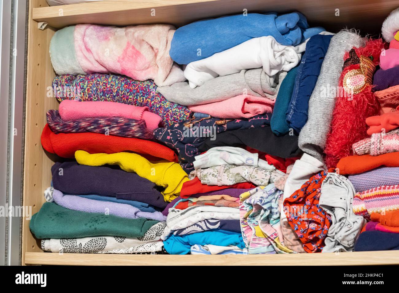 Kinderkleidung Schublade Detail, Nahaufnahme, Detail, viele Kinderkleidung im Schrank gelagert, Kleiderschrank, niemand. Gefaltete Kleiderpfähle, nicht verwendete cl Stockfoto