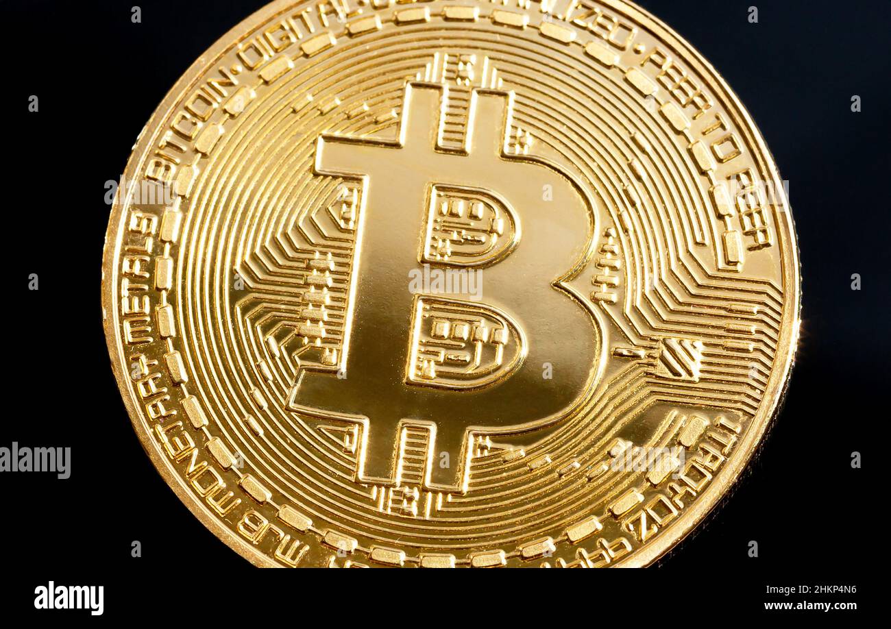 Bitcoin B-Logo, glänzende Goldmünze Symbol Detail, Makro, extreme  Nahaufnahme, niemand. Einfaches leuchtend goldenes Bitcoin Krypto Währung  Logo, Objekt aus der Nähe, BTC Stockfotografie - Alamy