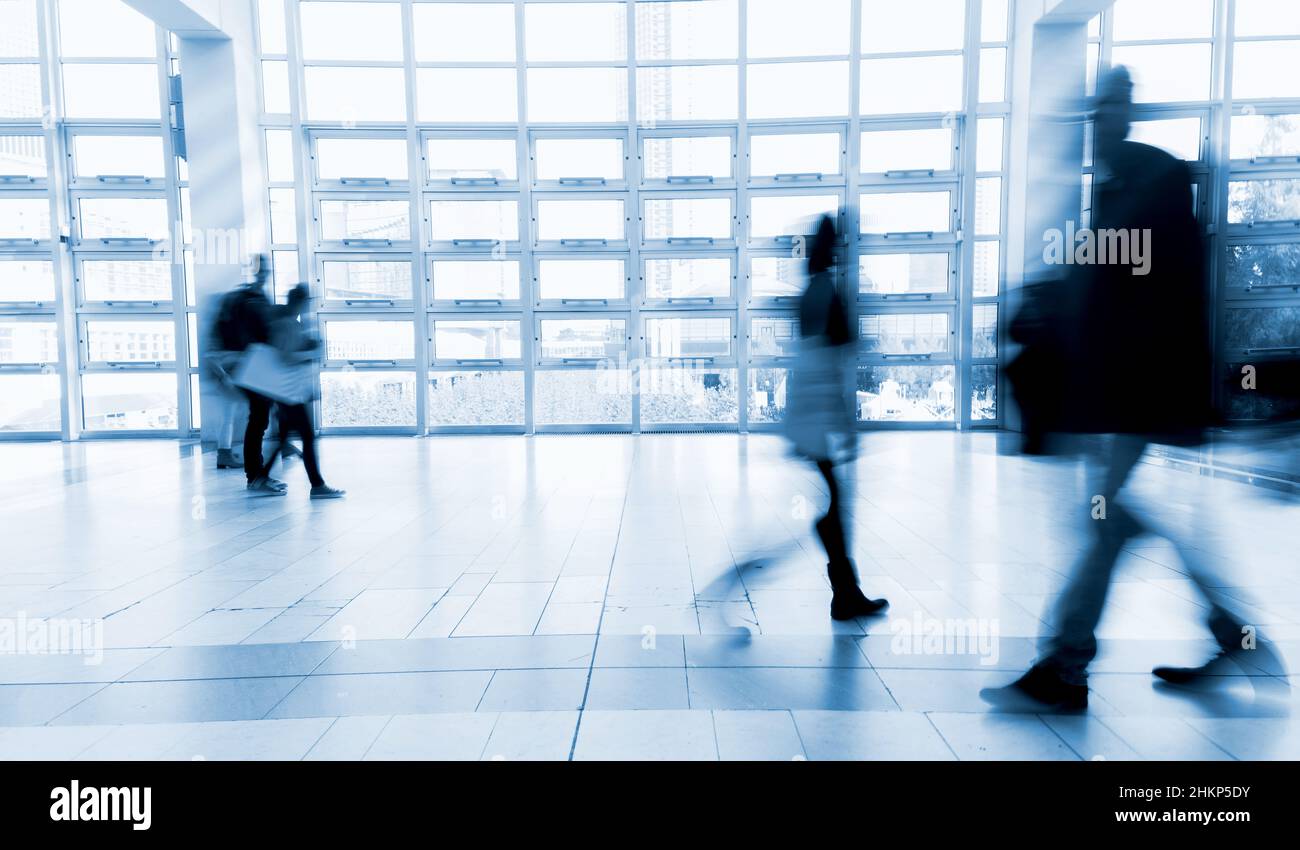 Pendler zu Fuß an einem Flughafen Stockfoto